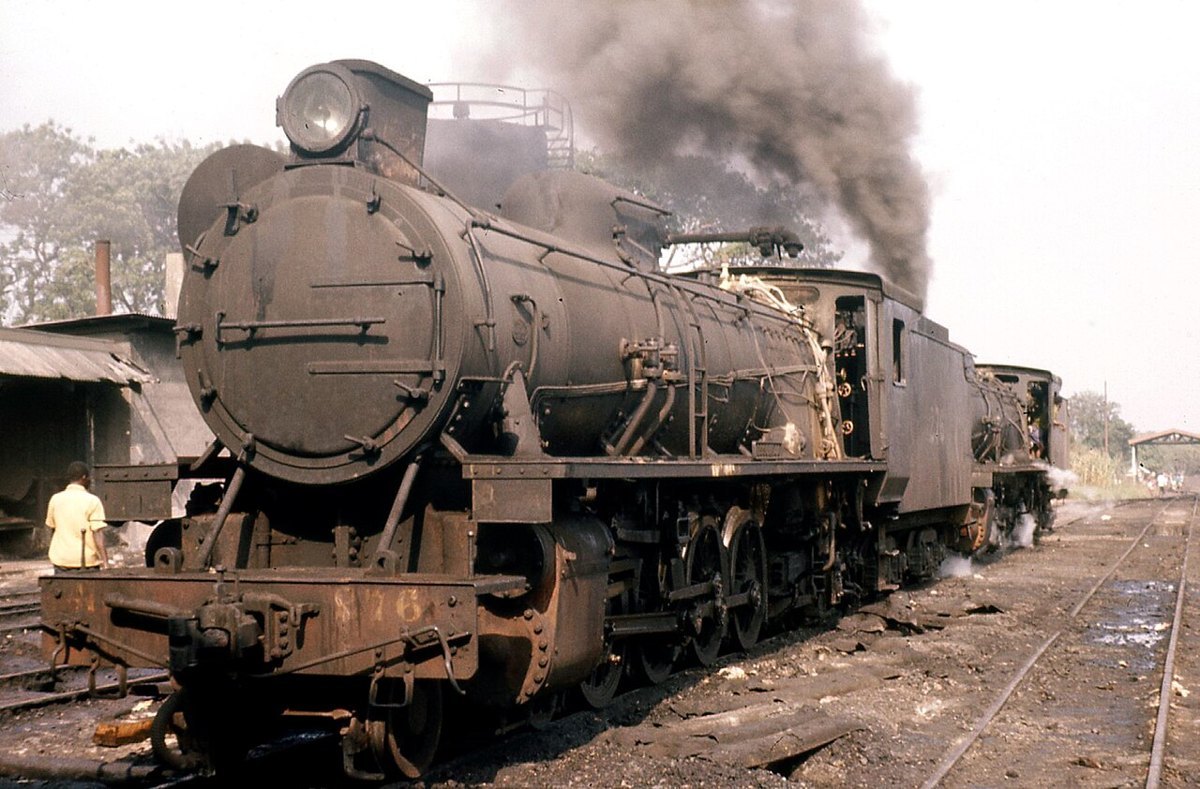 An old steam train on the Gold Coast railway
